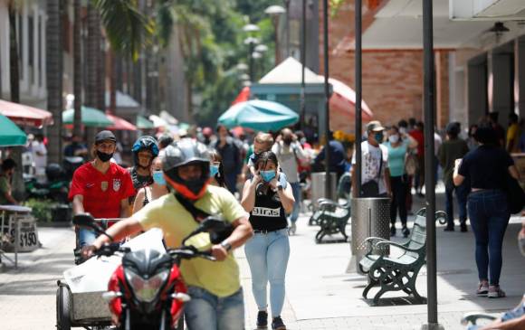 Desde muy temprano de hoy sábado la gente se volcó al centro de la ciudad para realizar compras. Foto: Camilo Suárez.