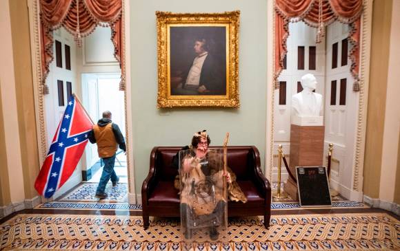 Washington D. C. estará en estado de alerta hasta que Joe Biden tome posesión el próximo 20 de enero. El distrito prometió aumentar la seguridad tras la irrupción en el Capitolio. FOTO EFE
