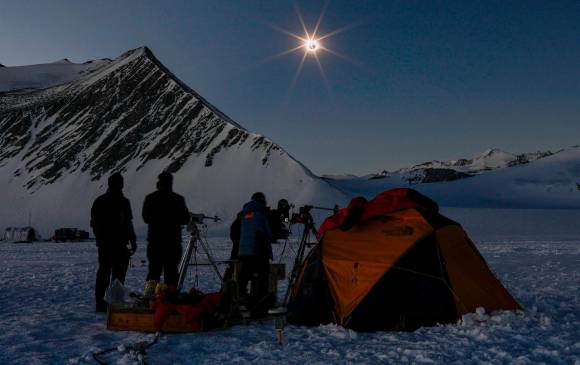 Este eclipse cierra el ciclo de tres eclipses de sol totales. FOTO AFP