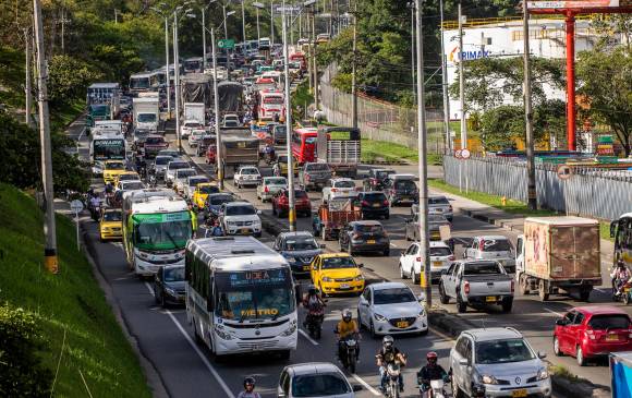 Imagen de la tarde del miércoles en la Autopista Norte, en la entrada al municipio de Bello. Foto: Carlos Alberto Velásquez