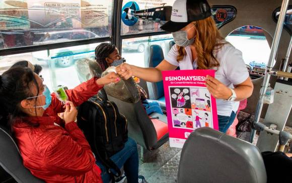 La campaña se realiza en los vehículos de transporte público de la empresa Cootransi que maneja la ruta del barrio La Sierra. FOTO: Carlos Velásquez.