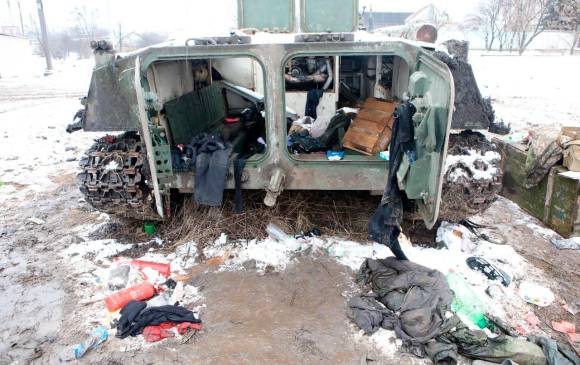 Interios de un tanque destruido a las afueras de Kharkiv, en el noreste de Ucrania. FOTO: GETTY