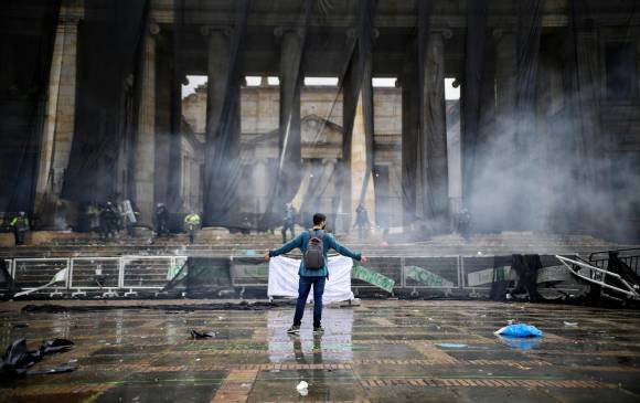 De nuevo se presentaron problemas en la capital de la República. Un grupo de manifestantes intentó ingresar a las instalaciones del Congreso de la República. FOTO COLPRENSA