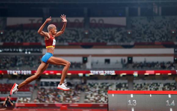 Yulimar Rojas, hizo historia en Tokio 2020 al ganar la medalla de oro y batir el récord olímpico y mundial, en el salto triple femenino. Foto AFP