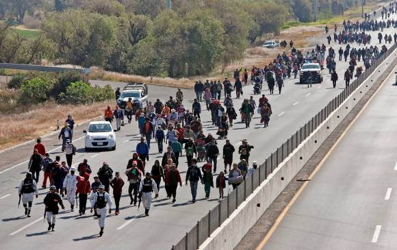 Imagen de referencia de migrantes cruzando territorio mexicano. FOTO EFE