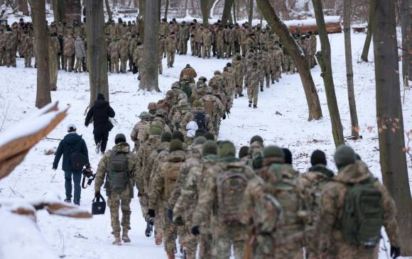 Los ciudadanos ucranianos se están movilizando para defender el territorio de su país de otra posible invasión de Rusia. FOTO getty y afp