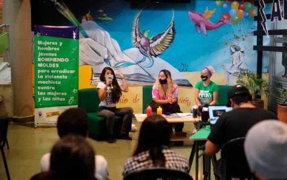 La segunda versión del informe “Rompiendo Moldes” fue presentada en Medellín el pasado 25 de junio. Yirleni Melguizo (der.) le explicó a este diario algunas de las conclusiones del estudio. FOTO Cortesía 