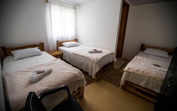 Hay habitaciones para tres personas y para parejas. Tienen baño y televisor inteligente. Foto: Julio César Herrera. 