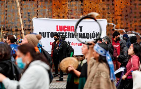 Diez personas fueron detenidas en las protestas del domingo en la capital de Chile. FOTO EFE