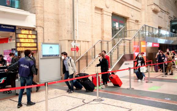 Las estaciones del tren en Milán, habitualmente llenas en esta temporada, reciben a los pocos viajeros disponibles. Foto EFE/EPA/Paolo Salmoirago