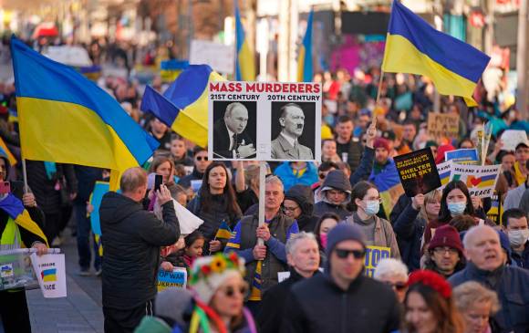 Marcha por el centro de Dublín, Irlanda, para protestar contra la guerra rusa en Ucrania. FOTOs GETTY 