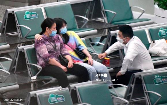 Parientes de los pasajeros del vuelo MU5735 de China Eastern Airlines, que se estrelló al sur de China. Foto: AFP
