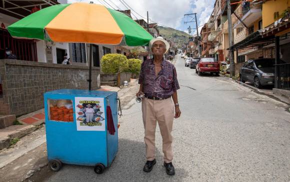 Eriberto tiene 84 años y su carrito, fiel compañero, tiene 35. Le caben 300 solteritas. FOTOS Edwin bustamante