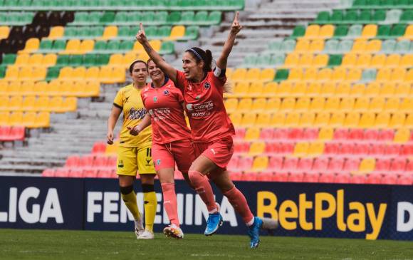 El festejo de Daniela Montoya, una de las figuras de la jornada en la Liga Femenina. Su regreso empieza a dar frutos. FOTO DIM