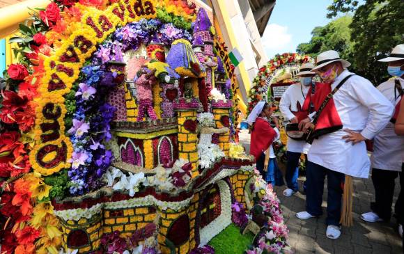 El Desfile de Silleteros se celebra en el Estadio Atanasio Girardot ante 15.000 personas. FOTO: Jaime Pérez