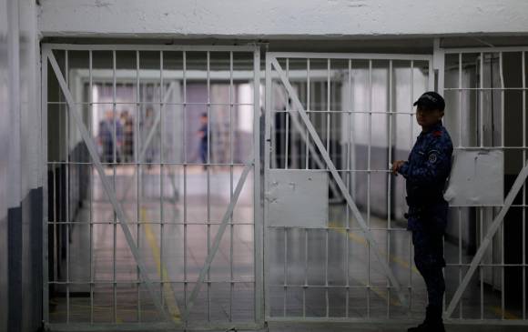 Las autoridades desplegaron de inmediato un operativo con el que lograron la recaptura de 20 reclusos. Los demás lograron evadir a las autoridades. Foto: Colprensa.