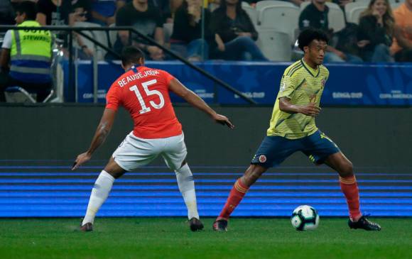 Juan Guillermo Cuadrado durante uno de los últimos enfrentamientos entre Chile y Colombia, en la Copa América de 2019. Este jueves ambas selecciones chocan de nuevo. FOTO colprensa
