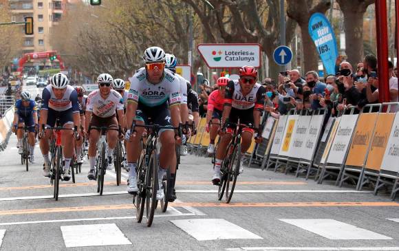 El ganador de la etapa fue el eslovaco Peter Sagan. Sebastián Molano, a la derecha, llegó en tercer lugar. FOTO 