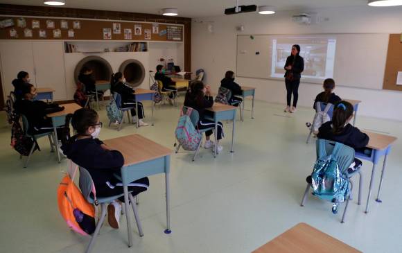 El presidente Duque dice que toda la comunidad educativa fue priorizada en el plan nacional de vacunación, para que se retorne a clases presenciales. Foto: Colprensa