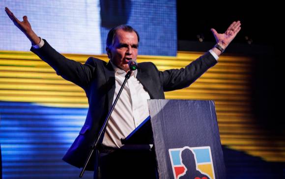 Óscar Iván Zuluaga decidió desistir de unirse al Equipo por Colombia por influencia del expresidente Álvaro Uribe Vélez y varios senadores del Centro Democrático. FOTO COLPRENSA