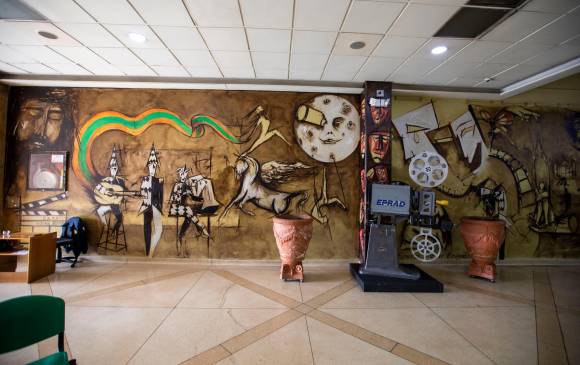 En la entrada del teatro se puede ver la expresión artística de los artistas invitados a exponer sus trabajos. Foto: Edwin Bustamante