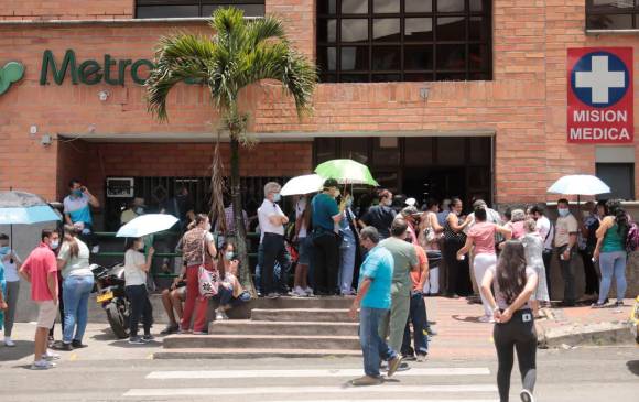 Desde las 6:00 a.m., personas acudieron a la Unidad Intermedia de San Javier. FOTOS CARLOS VELÁSQUEZ