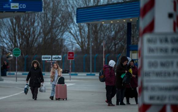El número de personas que busca salir de Ucrania ha aumentado conforme se agudiza la guerra. FOTO: EFE