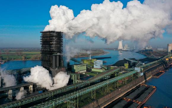 Fábrica de acero destinado a las industrias automotriz, electrodomésticos, entre otras aplicaciones en Duisburg, Alemania. FOTO Getty