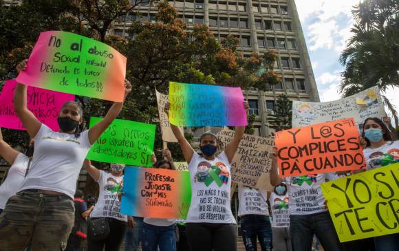 Las familias y allegados de los menores víctimas se reunieron a las afueras del Palacio de justicia en Medellín. FOTO EDWIN BUSTAMANTE
