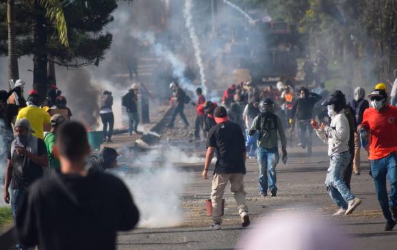 Enfrentamientos entre Esmad y manifestantes en Popayán. FOTO COLPRENSA