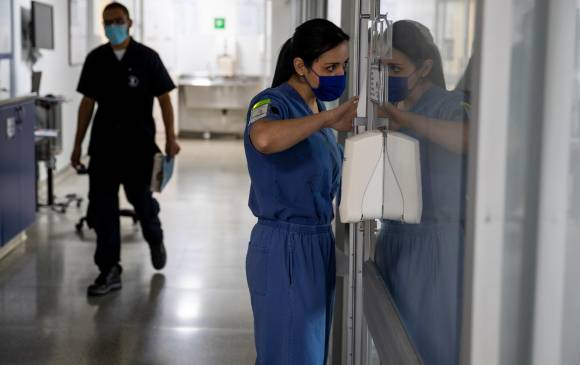 La ocupación de cuidados intensivos en todo el país se mantiene por encima del 86 %. Foto: Clara Barros.