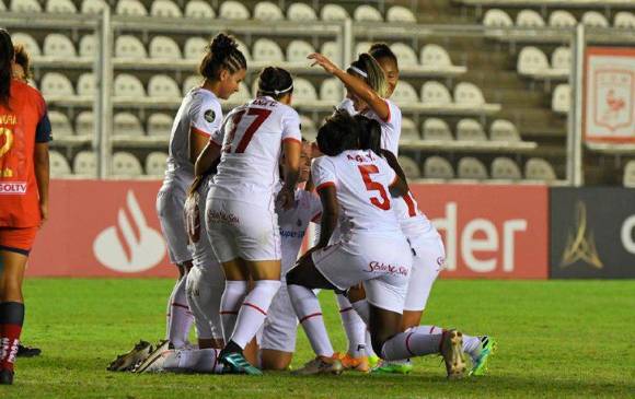 Uno de los festejos escarlatas en el triunfo ante El Nacional. FOTO CONMEBOL