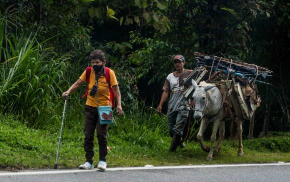 Las caminatas por varias horas de los campesinos para moverse debido a que el transporte público acortó su servicio. FOTO: JULIO CÉSAR HERRERA