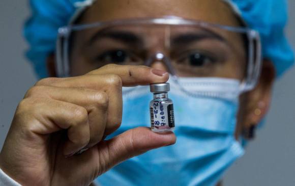 En Medellín ne analizan 46 dosis de vacuna que no pudieron aplicarse por venir defectuosas. FOTO JULIO CÉSAR HERRERA