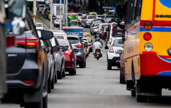 Según la compañía Inrix, la velocidad promedio de Medellín, en hora pico, es de 20 kilómetros por hora. FOTO Julio César Herrera. 