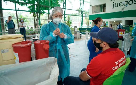 El Parque Club Comfenalco Guayabal es desde ayer un campamento de vacunación. La caja de compensación familiar atenderá a 204 empresas que integran más de 19.800 trabajadores en el departamento. FOTO cortesía