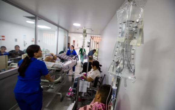 Los pacientes, por la actual crisis, están siendo atendidos en los pasillos. Imagen en el Hospital General de Medellín. Foto: Esteban Vanegas