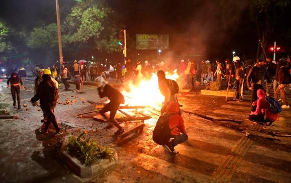 Enfrentamientos, saqueos y heridos tras marchas pacíficas