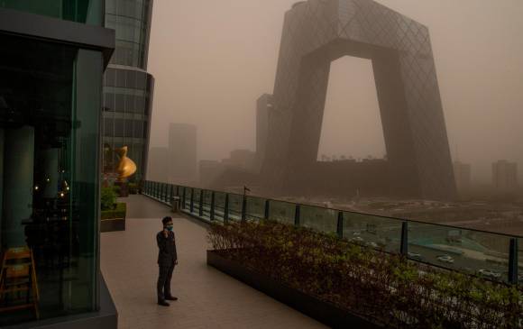 Pekín se encuentra en alerta amarilla por esta tormenta que se espera dure 12 horas. FOTO EFE