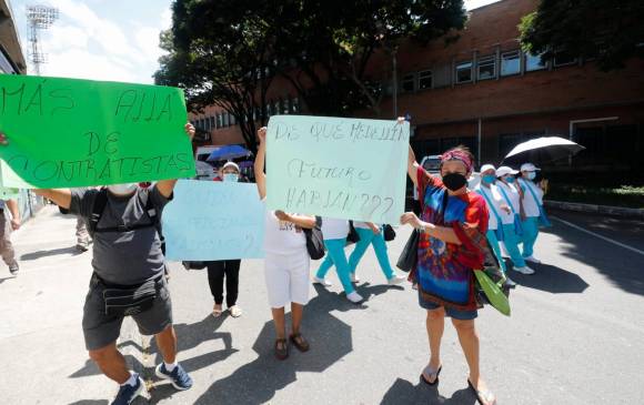 Los manifestantes expresaron sus inquietudes al gerente de la entidad. Foto: Camilo Suárez. 