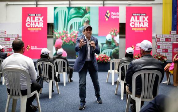 Alejandro Char en la entrega de sus firmas este viernes en la Registraduría. FOTO COLPRENSA
