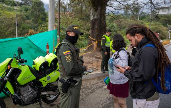 Según la Policía, se han recibido 14.103 llamadas a la línea 123 durante el toque de queda. FOTO EDWIN BUSTAMANTE.