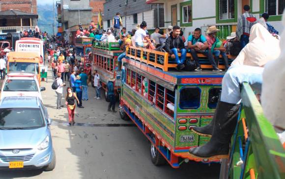 En vehículos escalera los campesinos de Ituango, un grupo de 847 personas, iniciaron este domingo el regreso a sus territorios tras el desplazamiento de la última semana. FOTO Cortesía Juan Luis Londoño
