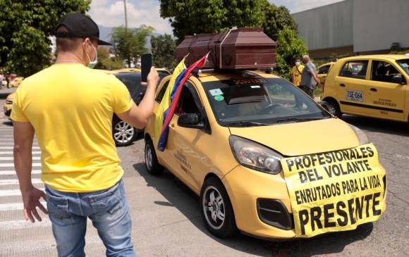 Taxistas protestan en Medellín y anuncian paro