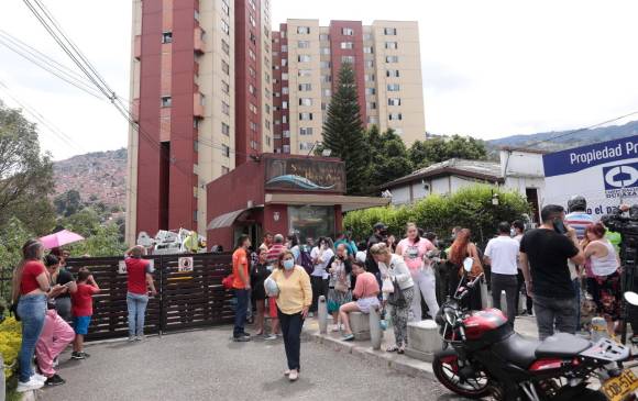 El Dagrd informó que se están revisando a los residentes que inhalaron humo. FOTO: CARLOS VELÁSQUEZ.