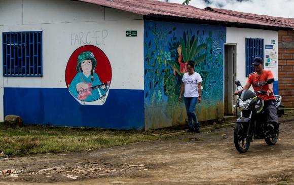 1. Vista general de Llanogrande. El espacio está dedicado al excombatiente “Jacobo Arango”, comandante del frente 5 de las Farc, dado de baja por el Ejército en 2013. 2. Murales recuerdan el pasado de los habitantes. FOTO julio césar herrera