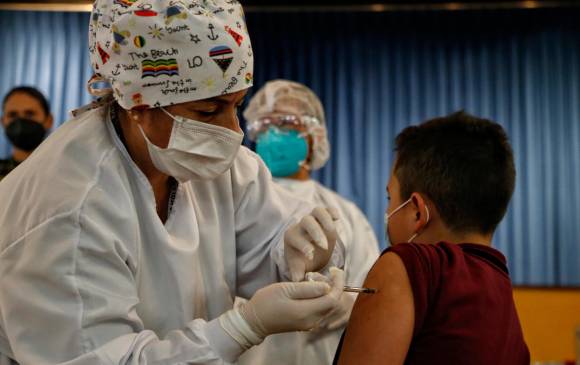 Ya son dos las vacunas autorizadas para menores de 18 años, Moderna y Pfizer. Foto: Camila Díaz - Colprensa.