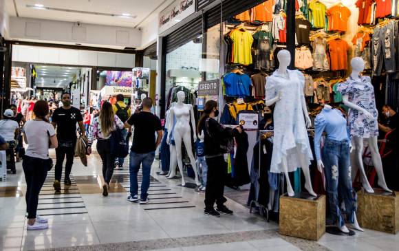 Según la Bitácora Económica de Fenalco, en julio, hubo desempeño destacado en venta de textiles, calzado y marroquinería, los segmentos más golpeados en la pandemia. Los comerciantes confían en que seguirá mejorando la actividad. FOTO julio césar herrera.