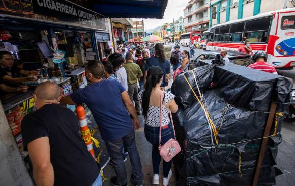 En desacuerdo con la reactivación comercial están las organizaciones médicas, que consideran que la pandemia está en su punto más crítico. FOTO Edwin Bustamante 