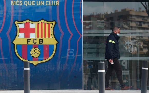 Uno de los agentes del Área Central de Delitos Económicos de los Mossos d'Esquadralas responsables del allanamiento a las oficinas del Barcelona. FOTO EFE